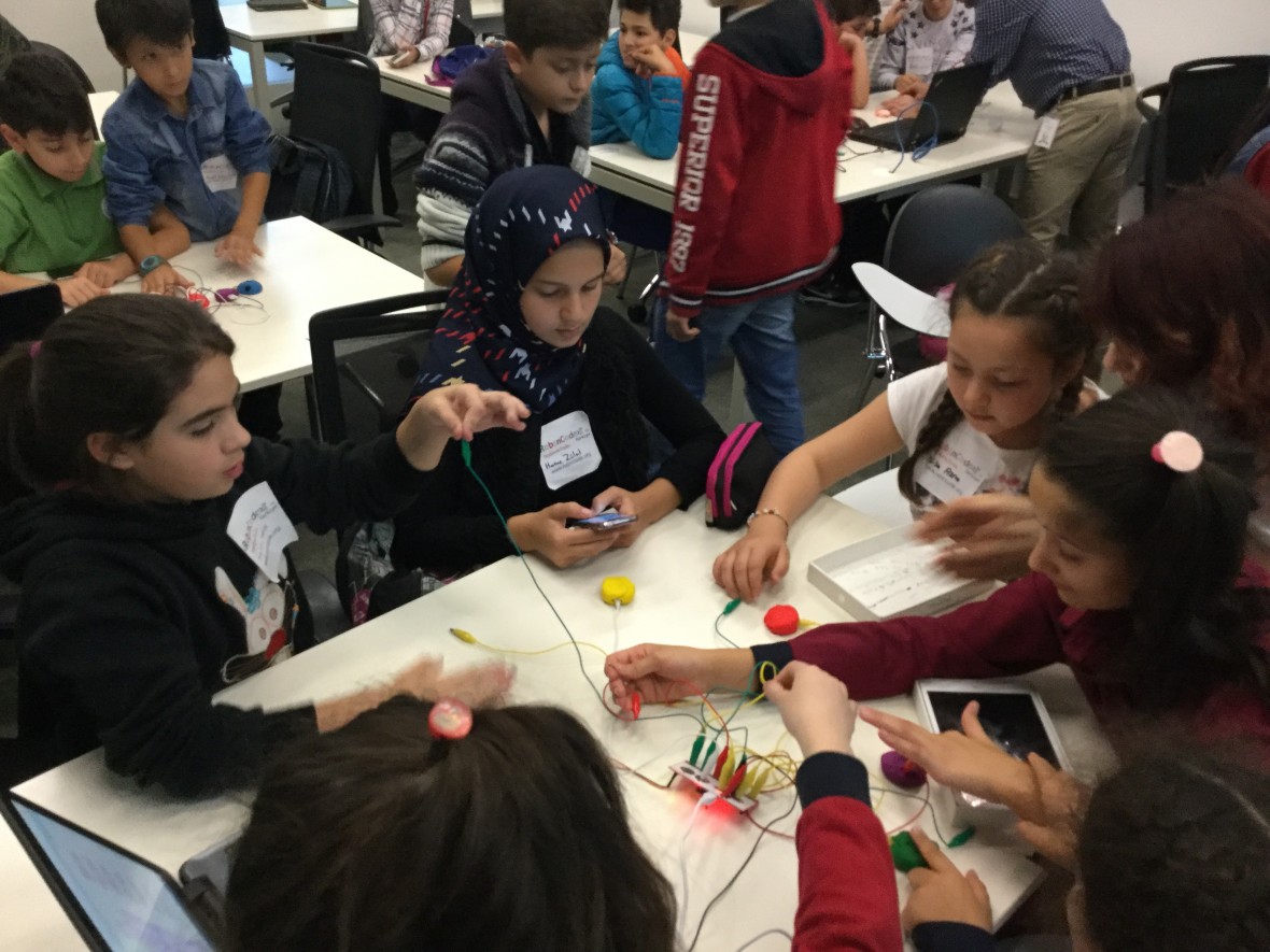IBM kodlama etkinliğine katılan çocuklar