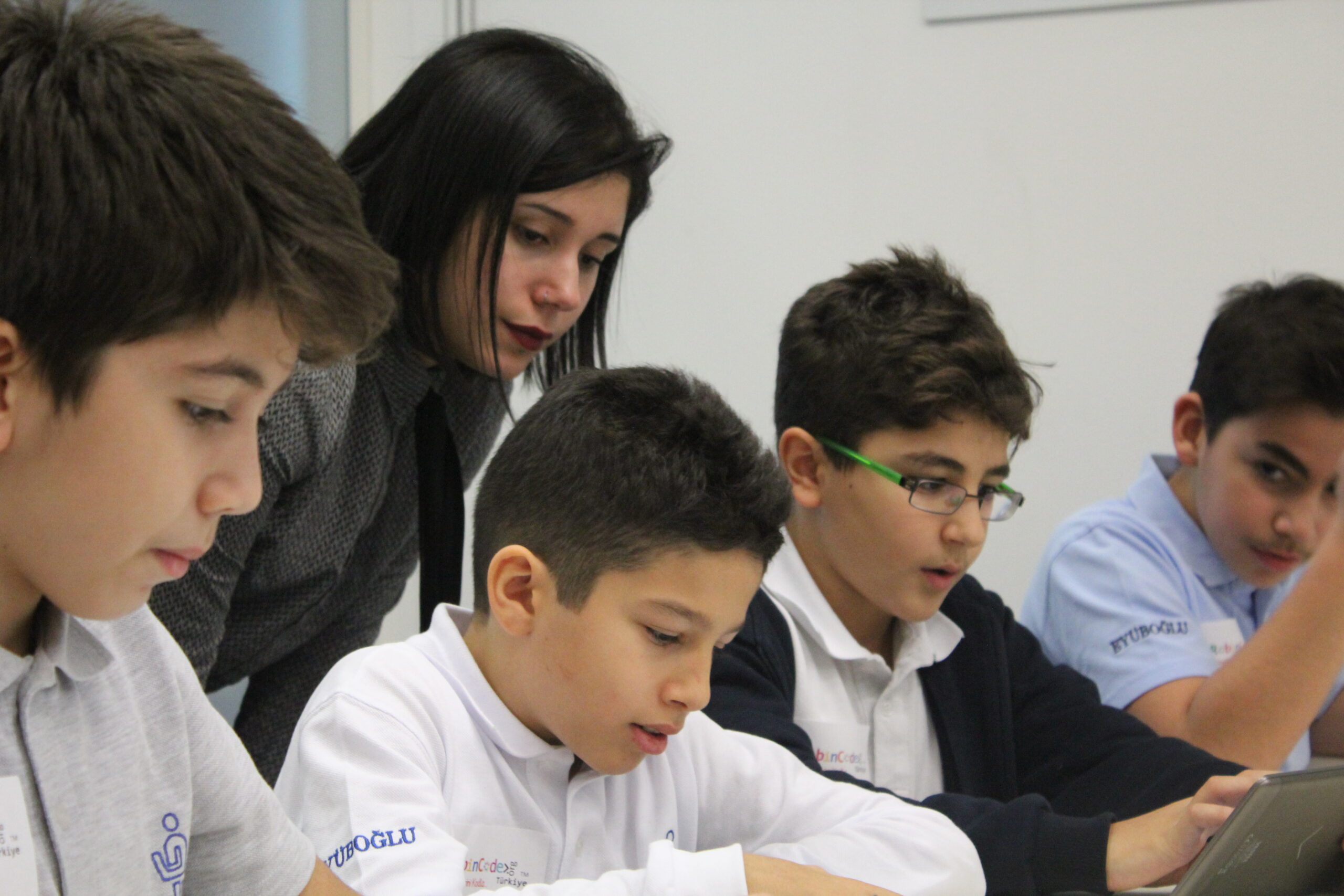 Hour of Code Kodlama Saati etkinliğine katılan çocuklar